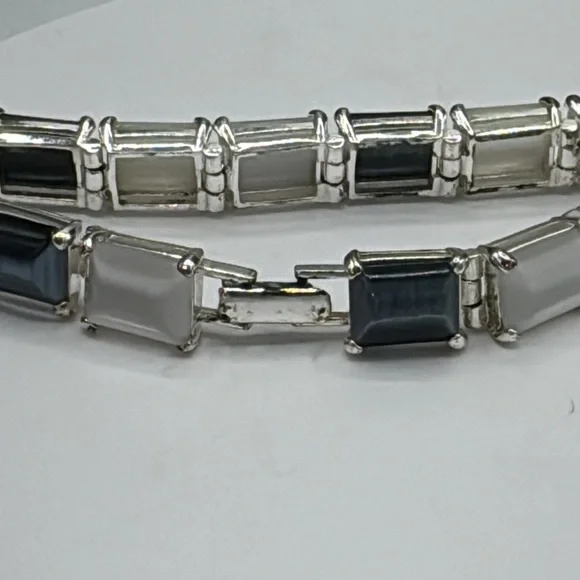 Monet thermoset black and white bracelet size 7.5. Vintage.​ - Picture 3 of 6